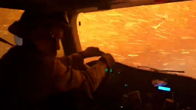 Hasiči v USA natočili průjezd ohnivým peklem způsobeným bleskem